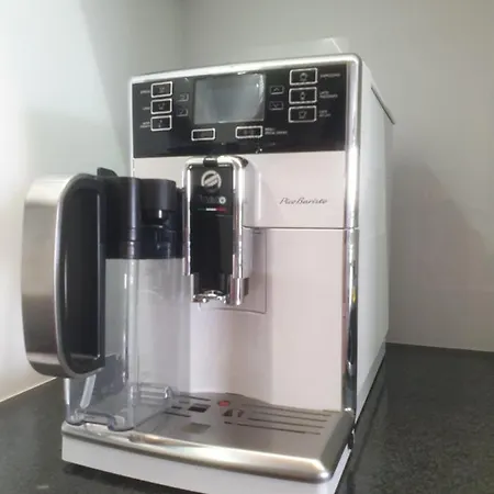 Grand De Luxe Solna 아파트 *